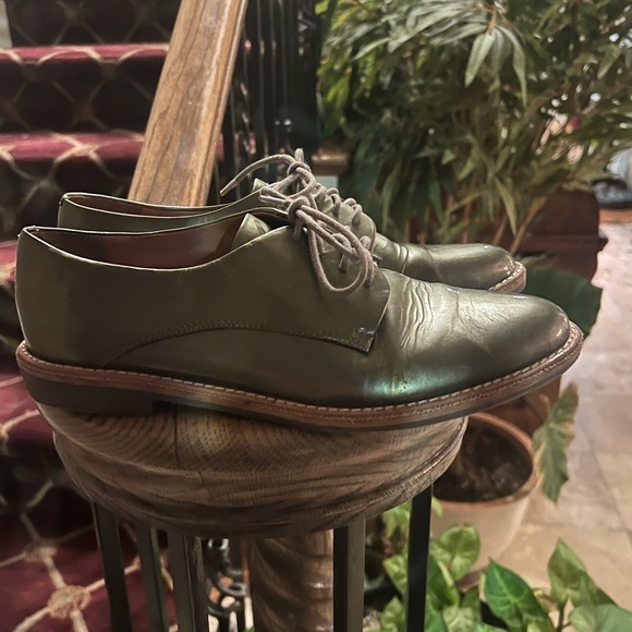 Vince Camuto ladies leather oxfords. Metallic Olive green. 8.5. Very good cond - Picture 5 of 11